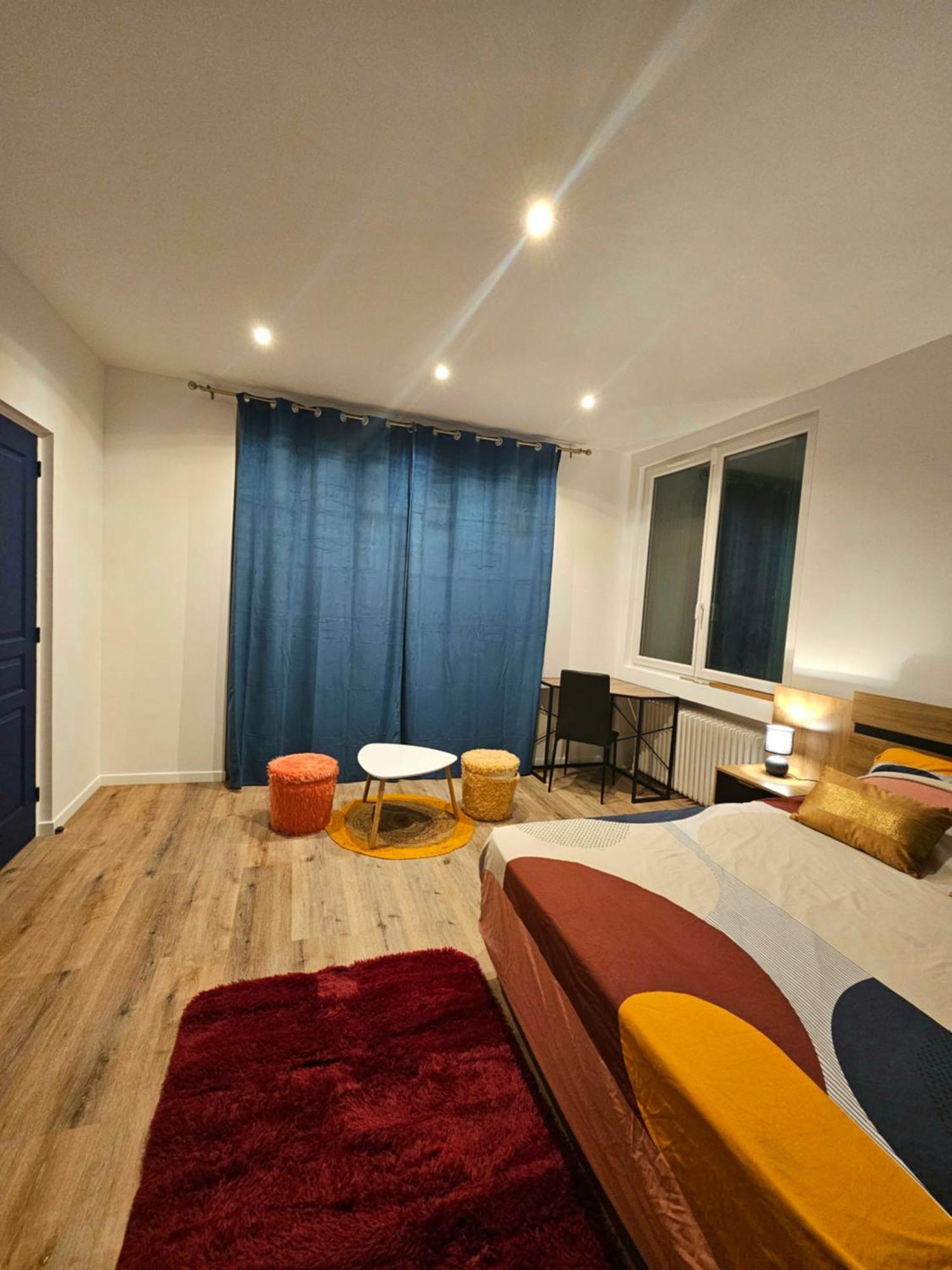 Maison Spacieuse Privatisee Ou A La Chambre - Places De Parking Saint-Michel  ห้อง รูปภาพ